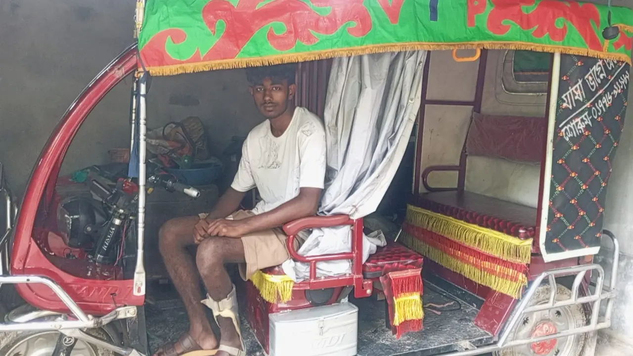 জুলাইয়ে একটি গুলি কেড়ে নিয়েছে স্বপ্ন, থামেনি তরুণ খন্দকারের লড়াই