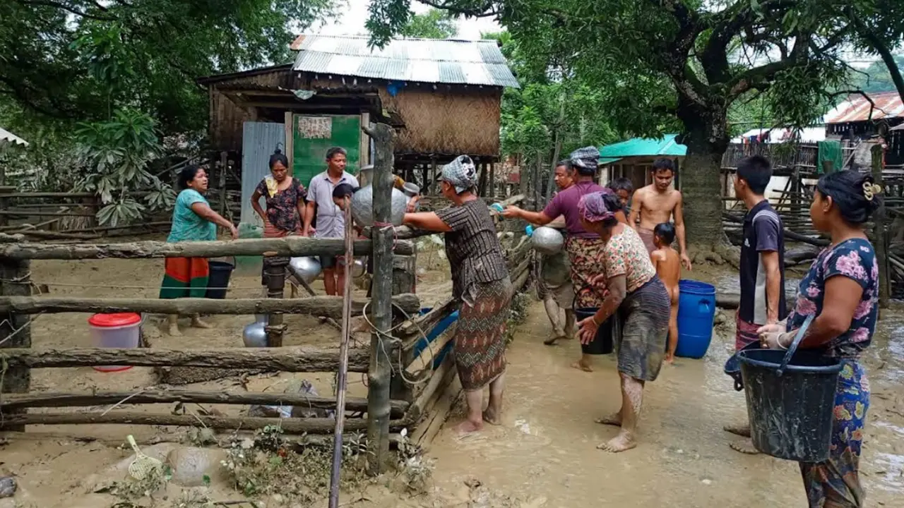 রাঙামাটিতে বন্যা পরিস্থিতির উন্নতি, ফারুয়ার পথে ত্রাণবাহী নৌকা