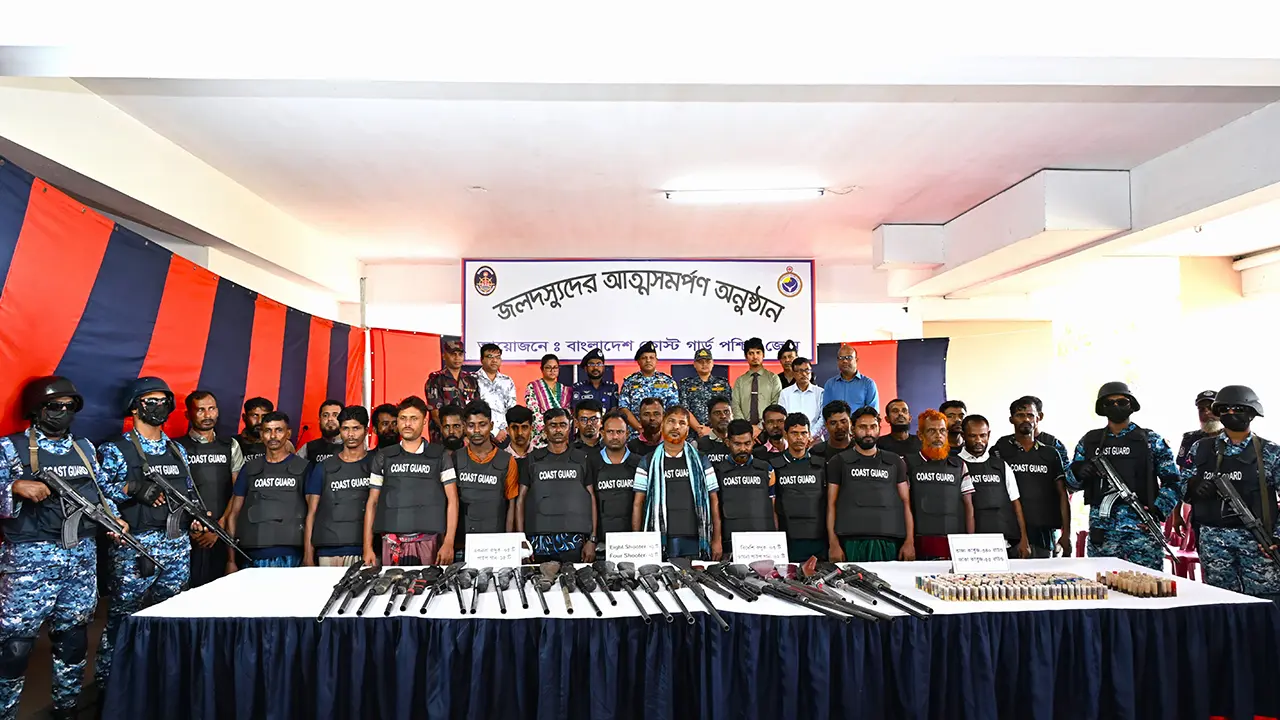 সুন্দরবনে ‘ছোট জাহাঙ্গীর’ বাহিনীর প্রধানসহ ২৭ ডাকাতের আত্মসমর্পণ