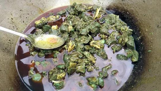 রান্নার সময় মাংসের রং হলো সবুজ, কড়াই নিয়ে থানায় হাজির