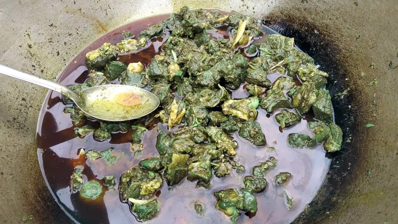 রান্নার সময় মাংসের রং হলো সবুজ, কড়াই নিয়ে থানায় হাজির
