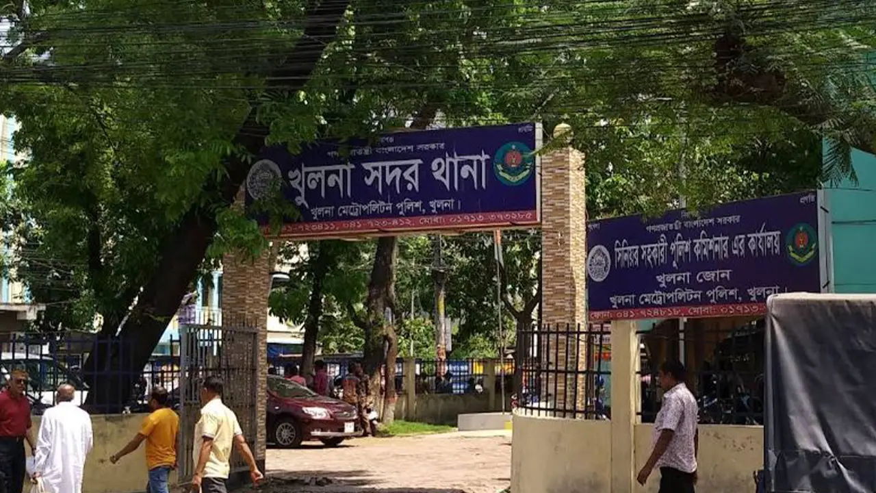 খুলনায় সাংবাদিকদের লক্ষ্য করে গুলি
