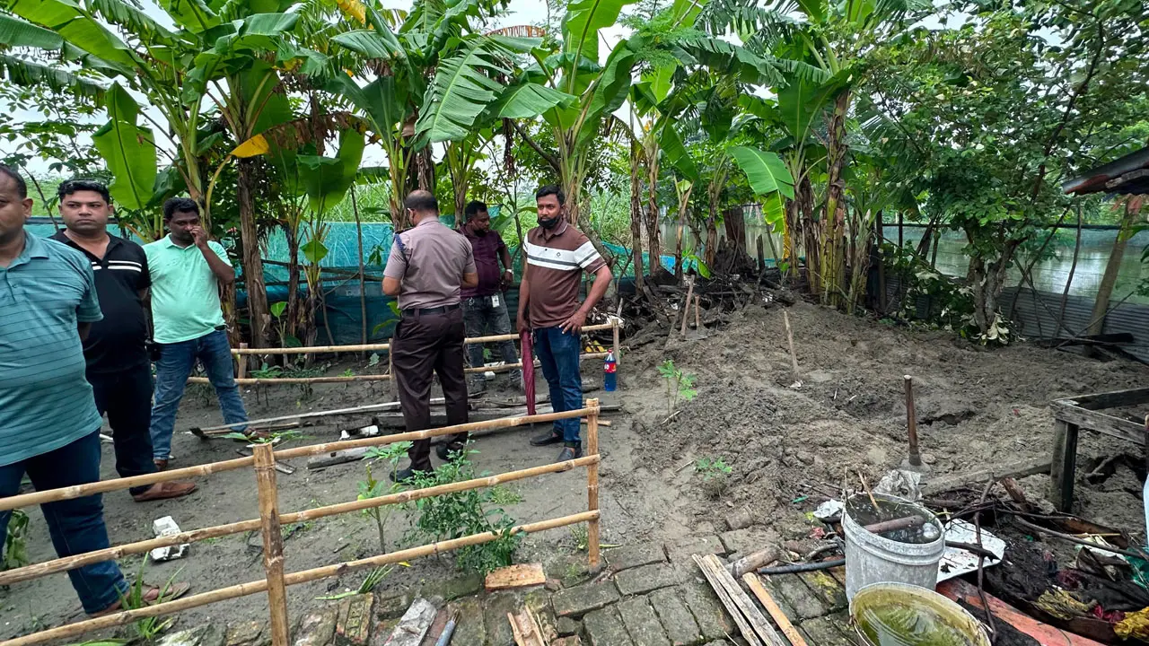 খুলনায় মাটিতে পুঁতে রাখা মরদেহ উদ্ধার, দম্পতি আটক
