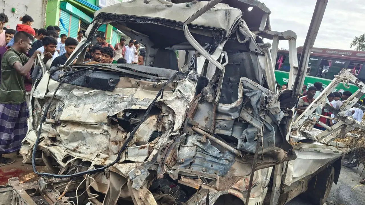 কিশোরগঞ্জে যাত্রীবাহী বাস-গরুভর্তি পিকআপের সংঘর্ষে ৩ জন নিহত