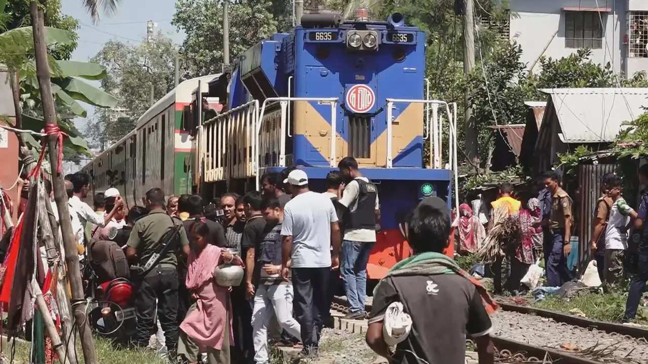 স্টাফের বিরুদ্ধে ট্রেনের ভেতরে বাবা-ছেলেকে ছুরিকাঘাতের অভিযোগ