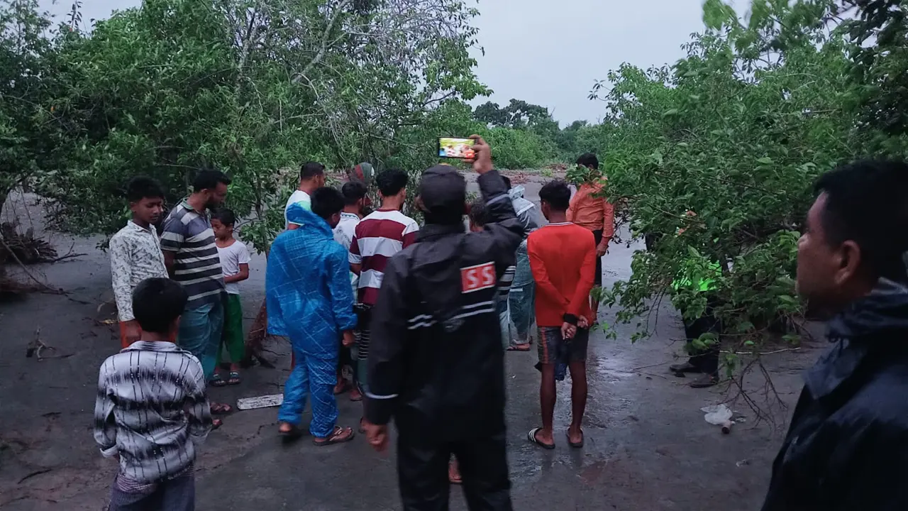 কুয়াকাটার গঙ্গামতি সৈকতে ভেসে এলো যুবকের অর্ধগলিত মরদেহ