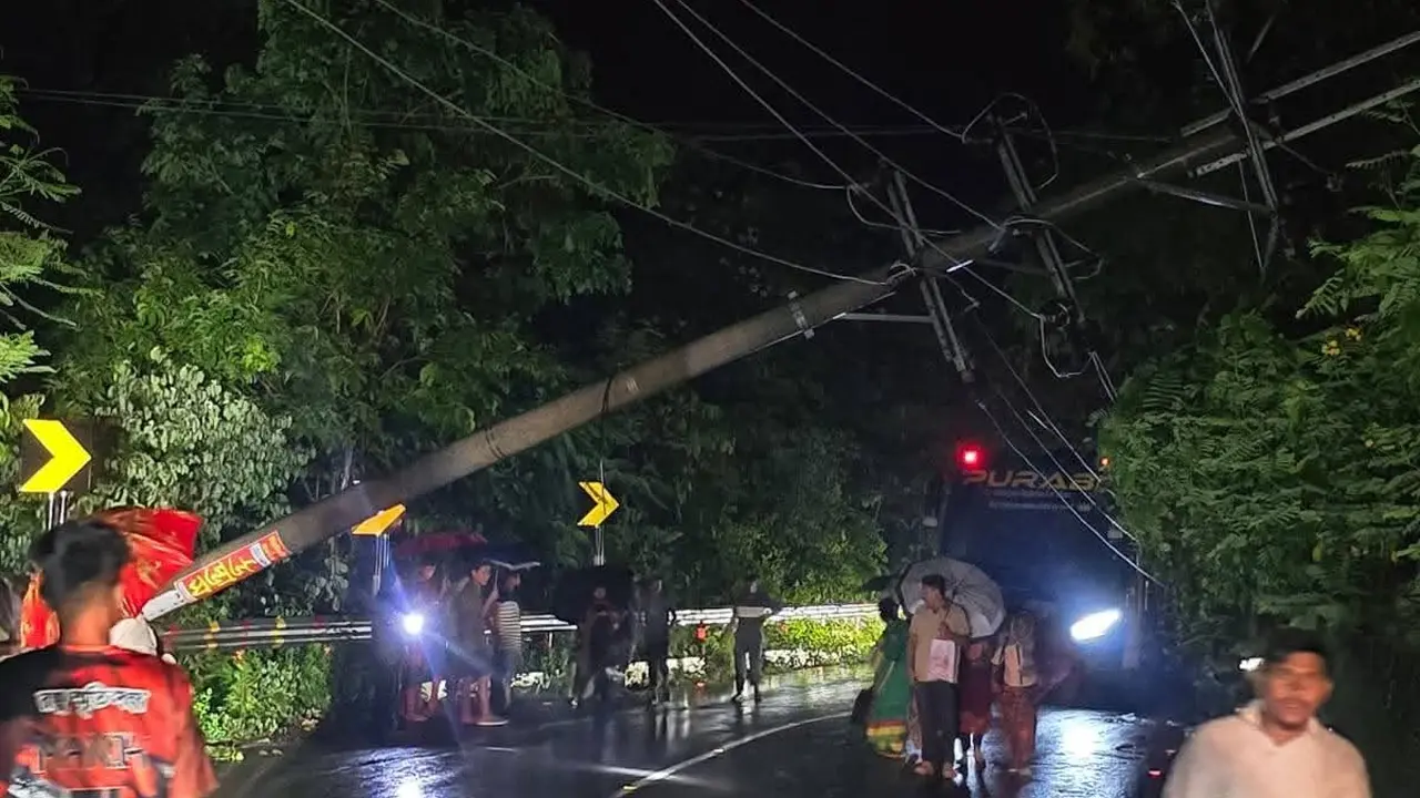 ভূমিধসে বিদ্যুতের খুঁটি ভেঙে বান্দরবানে বিদ্যুৎ সরবরাহ বন্ধ