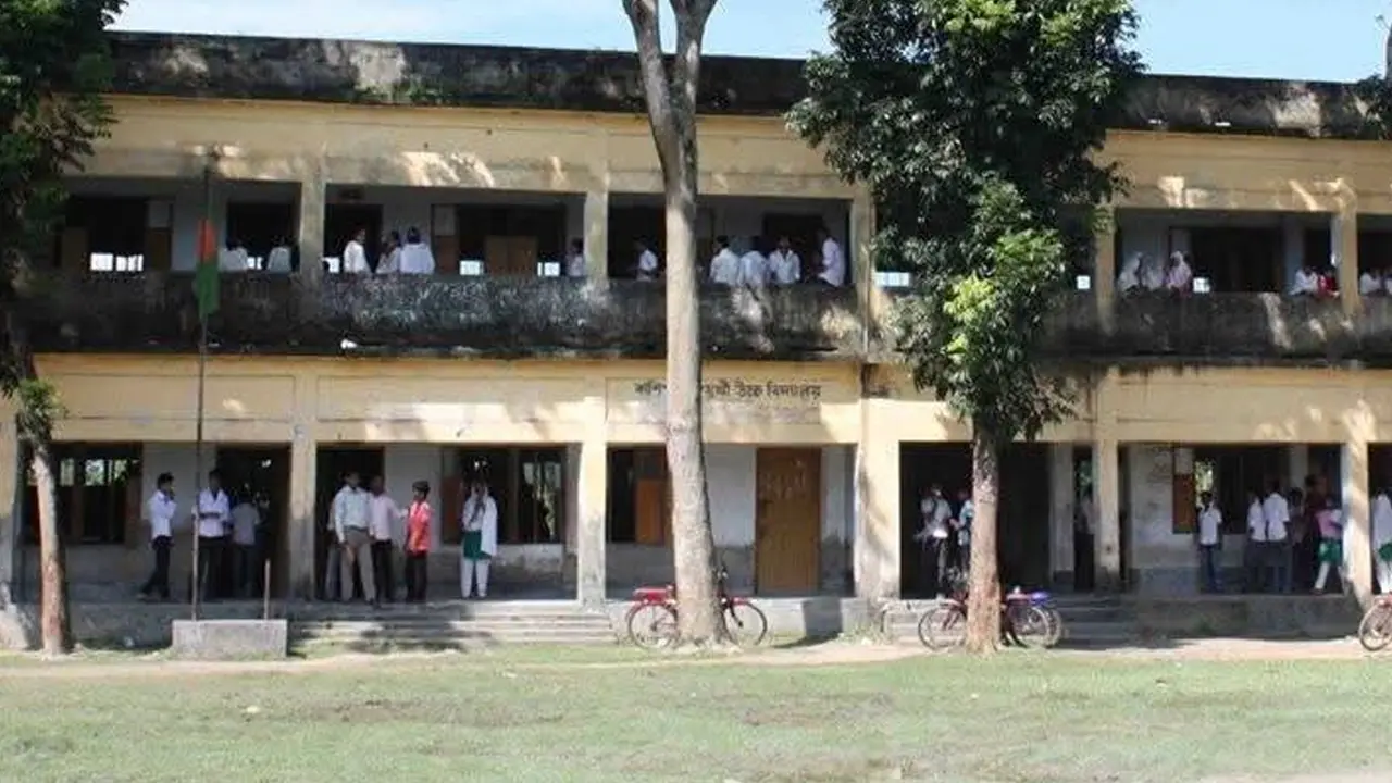 বাল্যবিয়ে করায় শিক্ষার্থী দম্পতিকে পরীক্ষা দিতে দিলেন না প্রধান শিক্ষক