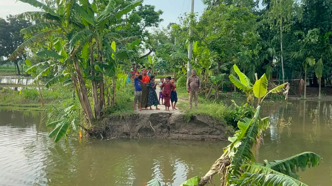 কুড়িগ্রামে কালভার্ট ভেঙে সড়কের ৫০ ফুট বিচ্ছিন্ন, দুর্ভোগে শত শত পরিবার