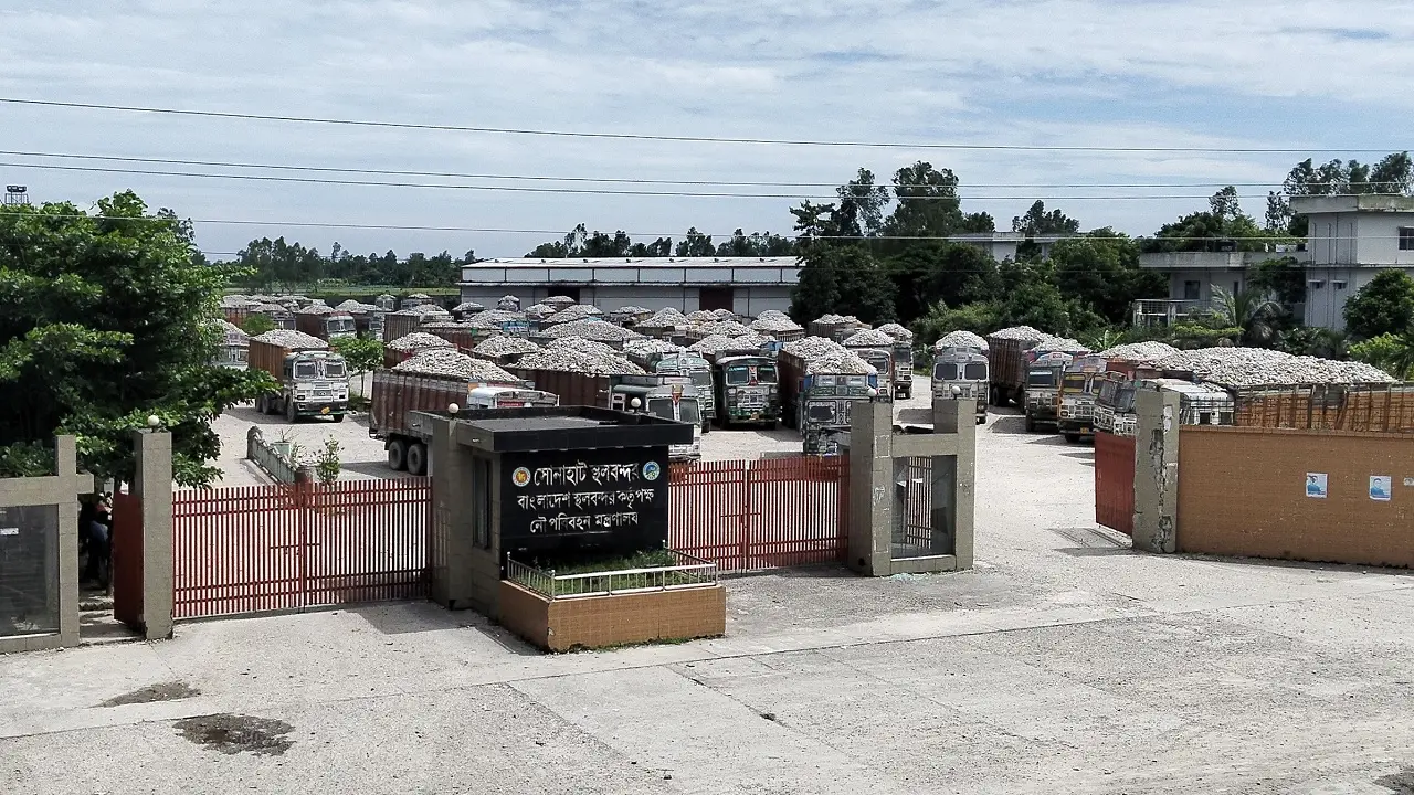 সোনাহাট স্থলবন্দর অনির্দিষ্টকালের জন্য বন্ধ