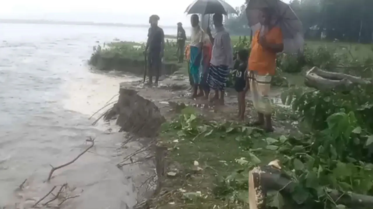 ‘নদী আমাগো ভিটামাটি নিয়া গেল, বাজানরেও ছাড়লো না’