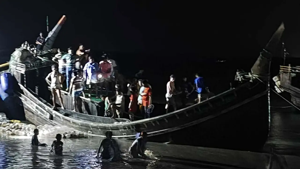 কুতুবদিয়ায় ট্রলারডুবির ঘটনায় ৪ জেলের মরদেহ উদ্ধার, নিখোঁজ ১