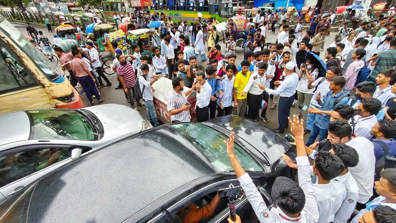 অবরোধে সায়েন্সল্যাবে স্থবির যান চলাচল, দুর্ভোগে সাধারণ মানুষ