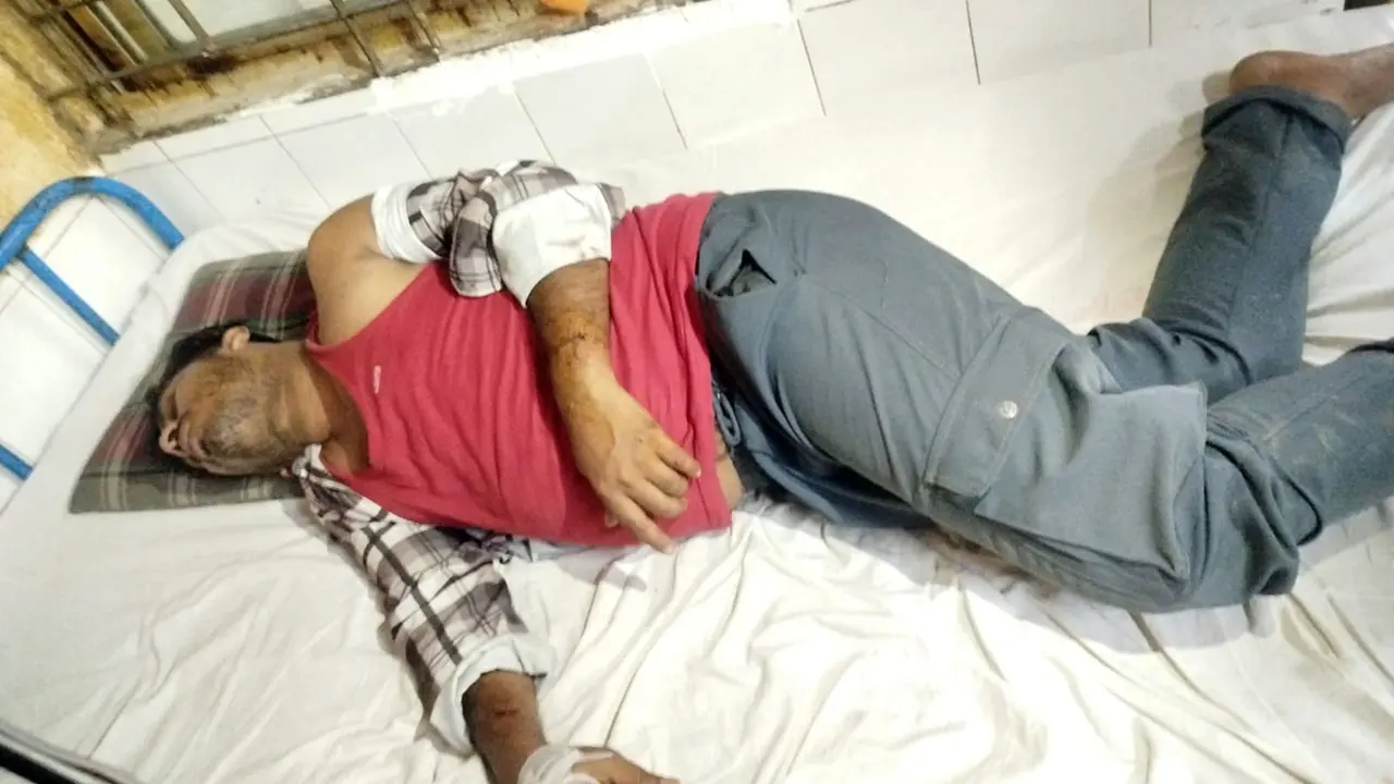 ‘চাকরি ছেড়ে দেবেন’ বলায় কর্মচারীকে ধরে পিটুনি