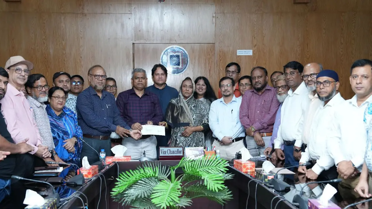 প্রতিশ্রুতি রাখলেন ভূমিমন্ত্রী, রাবিতে বৃত্তি তহবিলে দিলেন ১০ লাখ টাকা