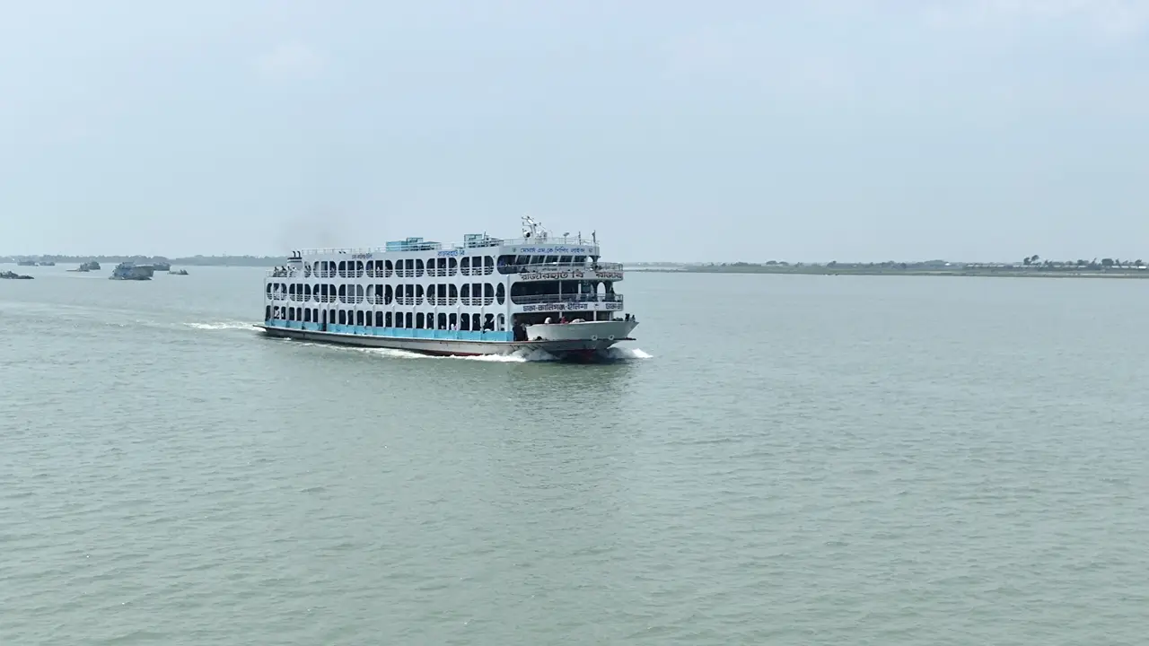 বৈরী আবহাওয়ায় ভোলার ১০ রুটে লঞ্চ চলাচল বন্ধ