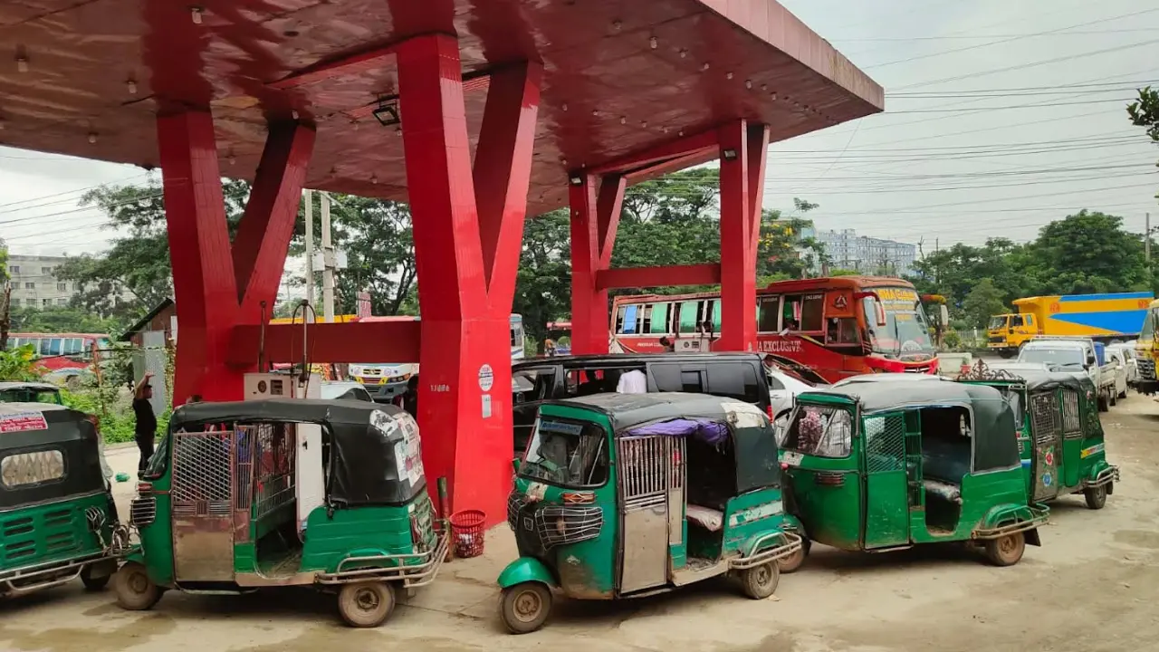 সোনারগাঁয়ে তীব্র গ্যাস সংকট, ১৮ সিএনজি ফিলিং স্টেশন বন্ধ