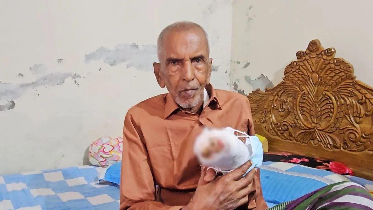 ভাতা তুলতে গিয়ে হারালেন দুই আঙুল, ৮৮ বছরেও থামেনি লোকনাথের জীবনসংগ্রাম