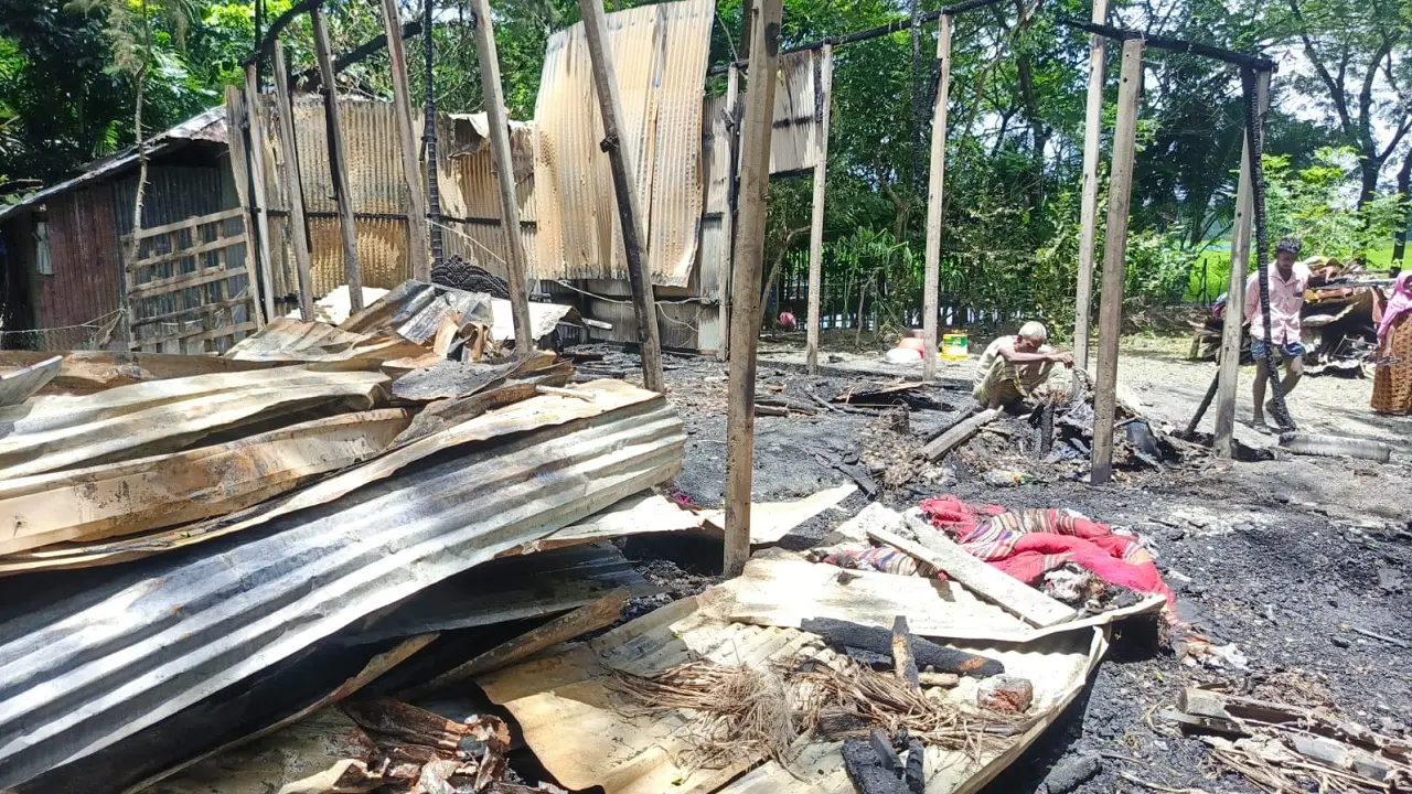 আগুনে পুড়ে ছাই জেলে পরিবারের স্বপ্ন