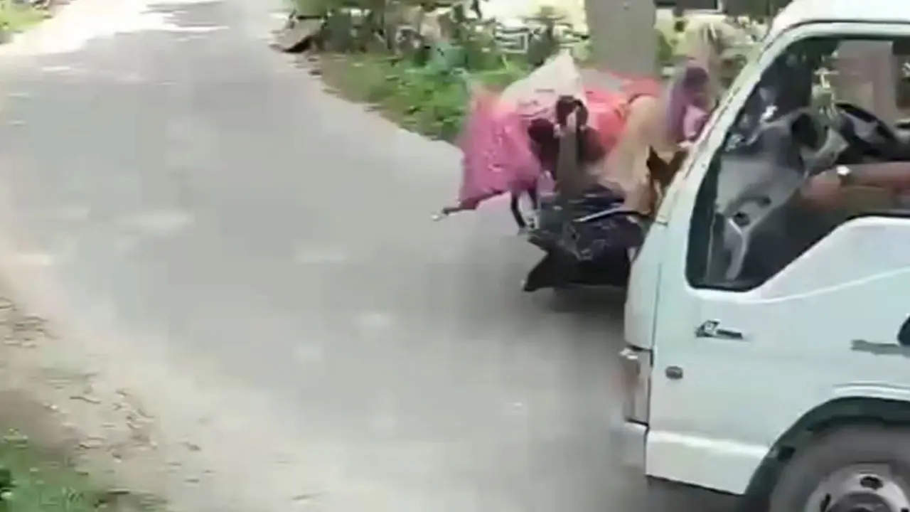 বিয়ের দাওয়াতে যাওয়ার পথে কাভার্ডভ্যানের ধাক্কায় চাচি-ভাতিজি নিহত