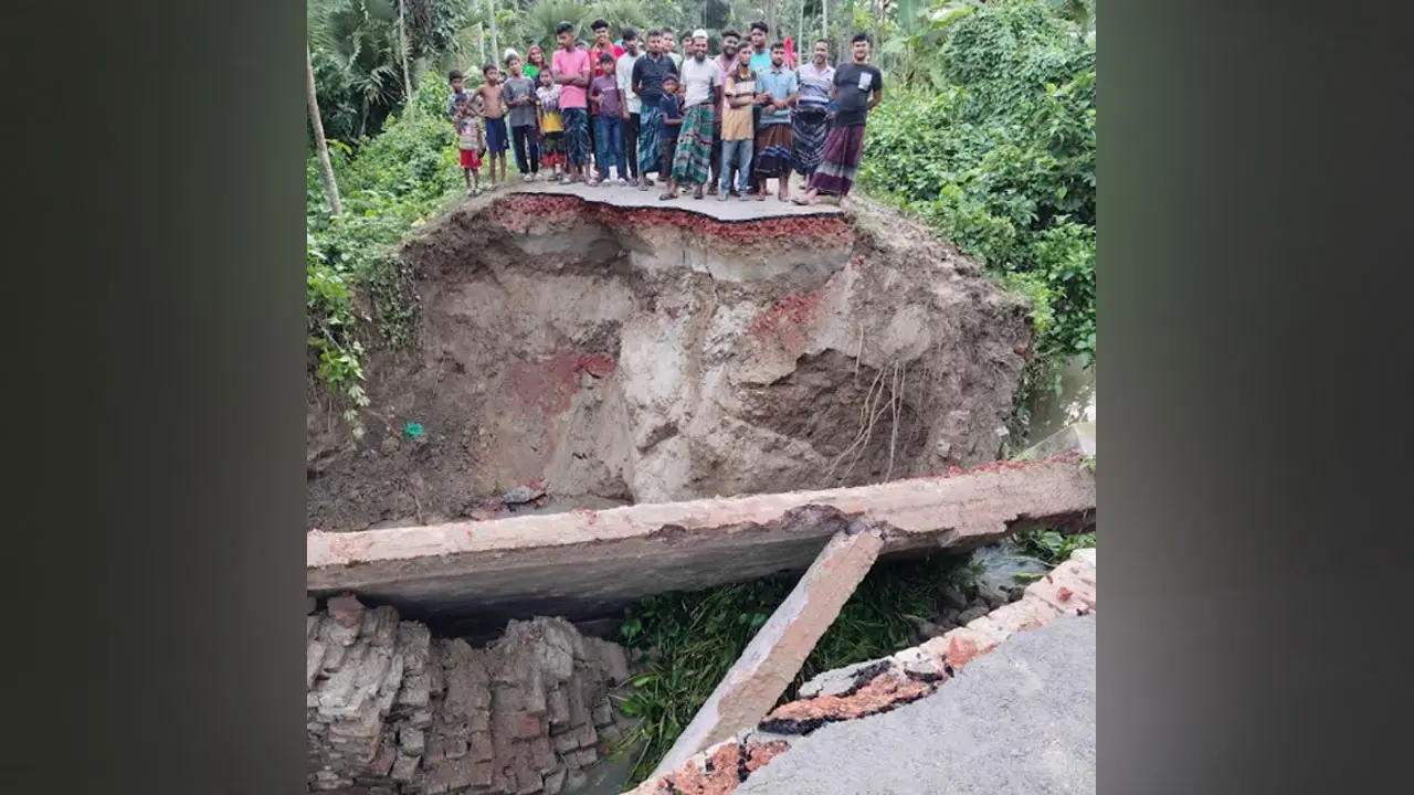 অতিবৃষ্টিতে মাগুরায় কালভার্ট ধস, সড়কে ৩০ ফুট গর্ত