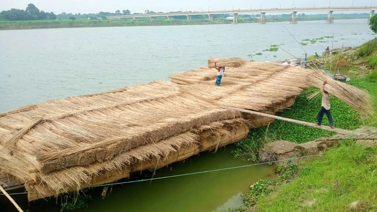 ট্রলারভর্তি পাটকাঠি যাচ্ছে নারায়ণগঞ্জ-বরিশালে, বেড়েছে কদর