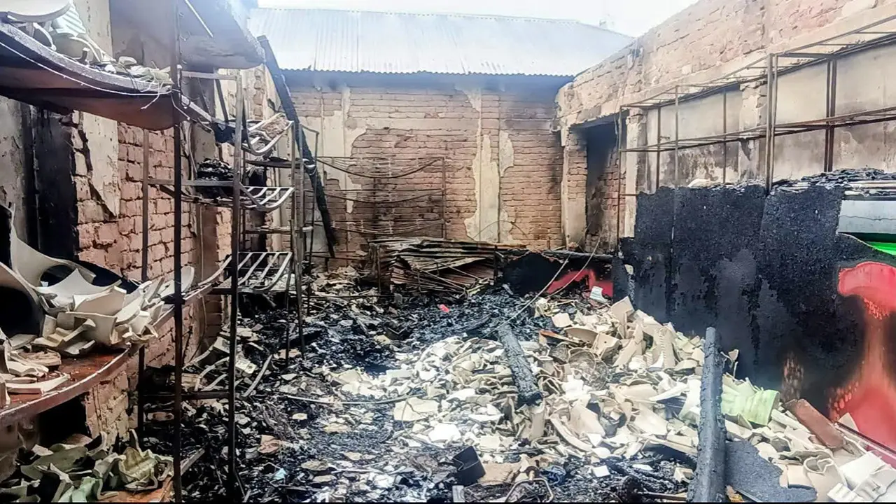 আগুনে পুড়ে ছাই ব্যবসায়ীর স্বপ্ন, ৩৫ লাখ টাকার ক্ষতি