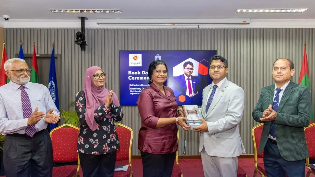 ঢাকা-মালের সম্পর্কের নতুন দিগন্ত : এমএনইউতে হাইকমিশনারের বই উপহার