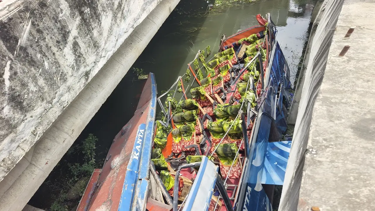মহাসড়ক থেকে যাত্রীবাহী বাস নিয়ন্ত্রণ হারিয়ে পড়ল খাদে