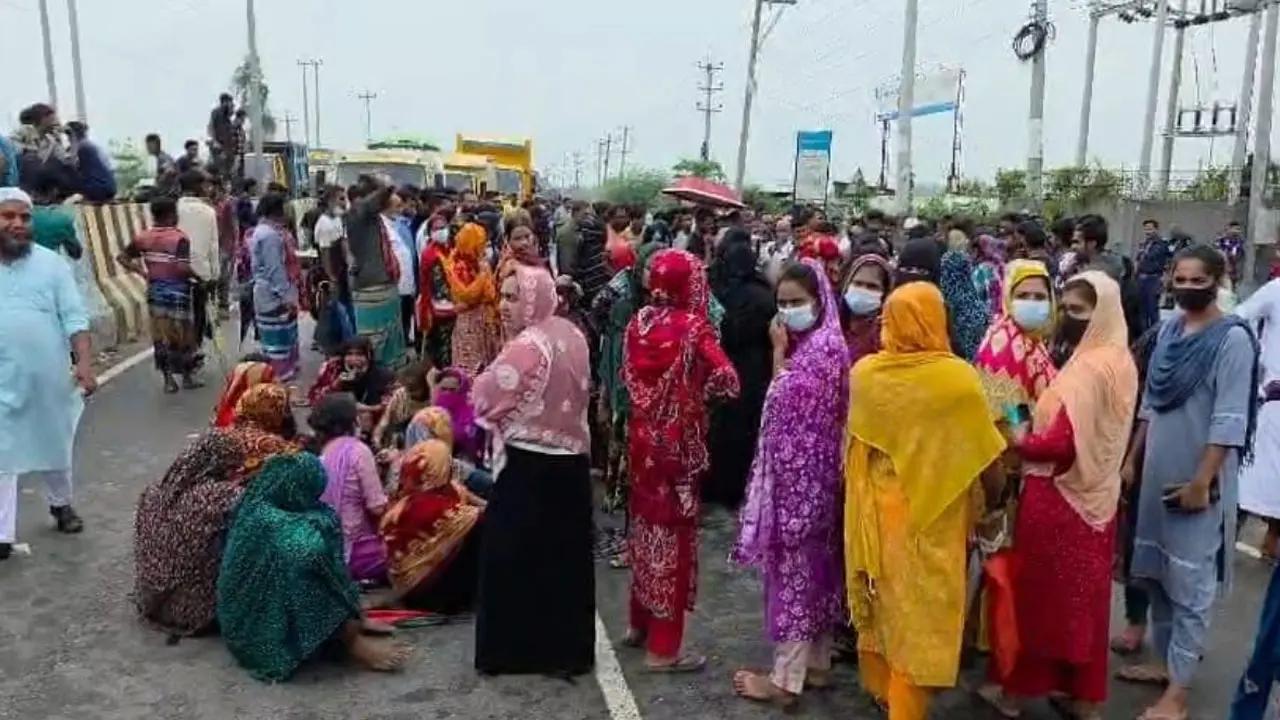 ঢাকা-আরিচা মহাসড়কে শ্রমিকদের অবরোধ, যানবাহনের দীর্ঘ সারি