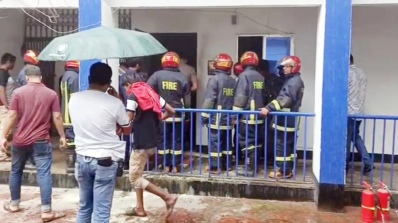 মানিকগঞ্জ সদর থানায় আগুনে পুড়ল ওসির কক্ষ
