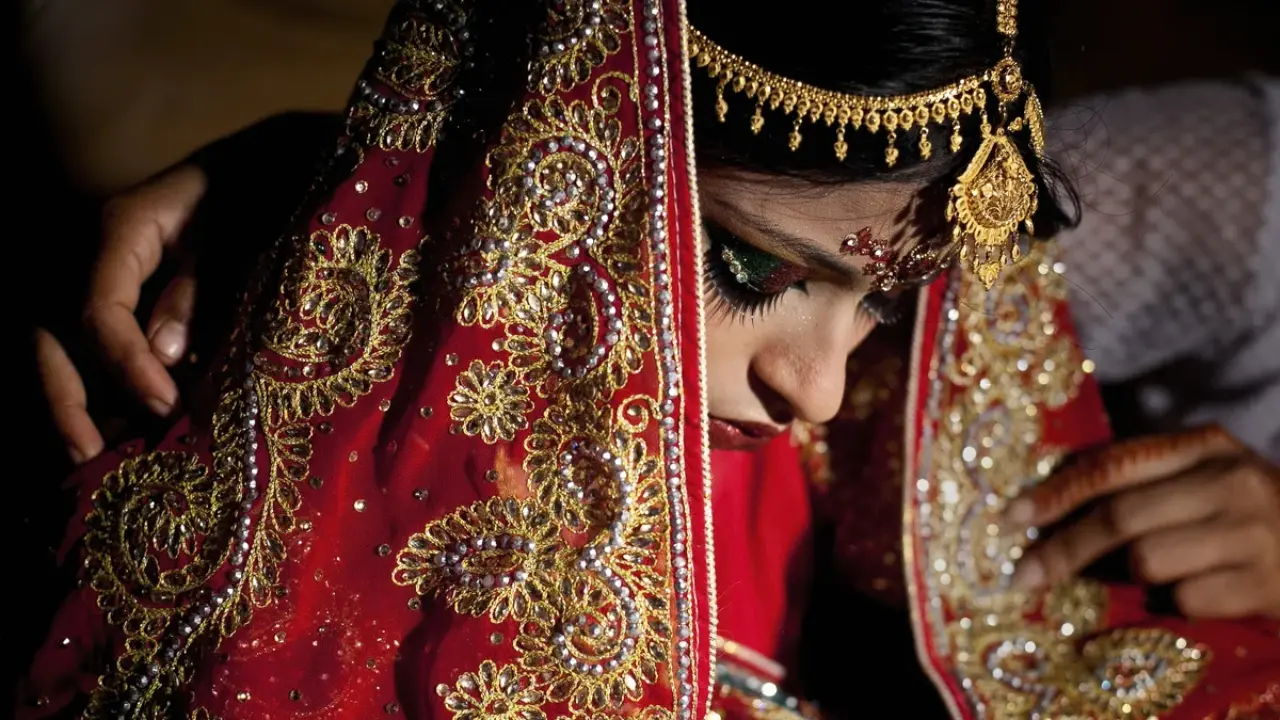 ধনী পরিবারেও বাল্যবিয়ে ৪২%, কমেনি কিশোরী মাতৃত্বের ঝুঁকি