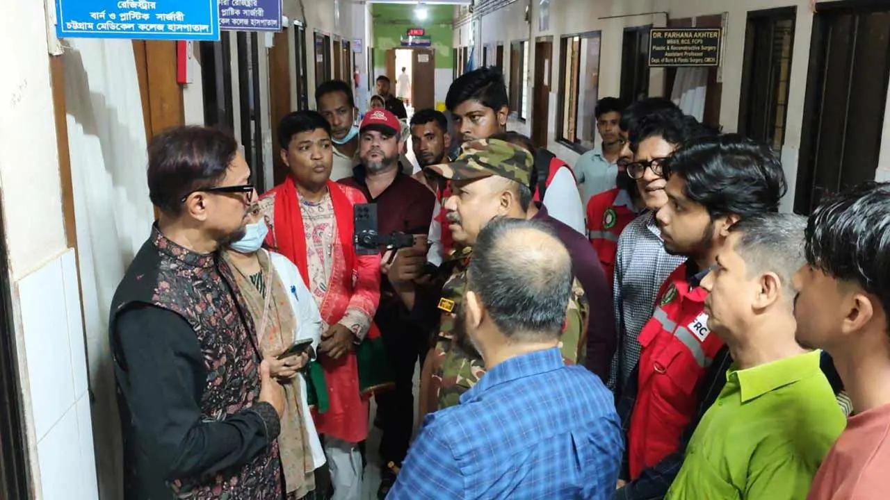 কারখানার অগ্নিকাণ্ডে দগ্ধ শ্রমিকদের পাশে মেয়র ডা. শাহাদাত