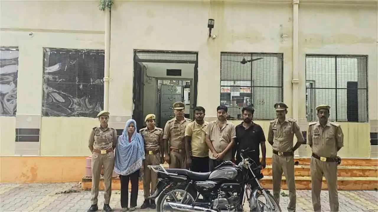 দুধে ঘুমের ওষুধ মিশিয়ে শরীরে বিষধর সাপ ছেড়ে স্বামীকে হত্যা