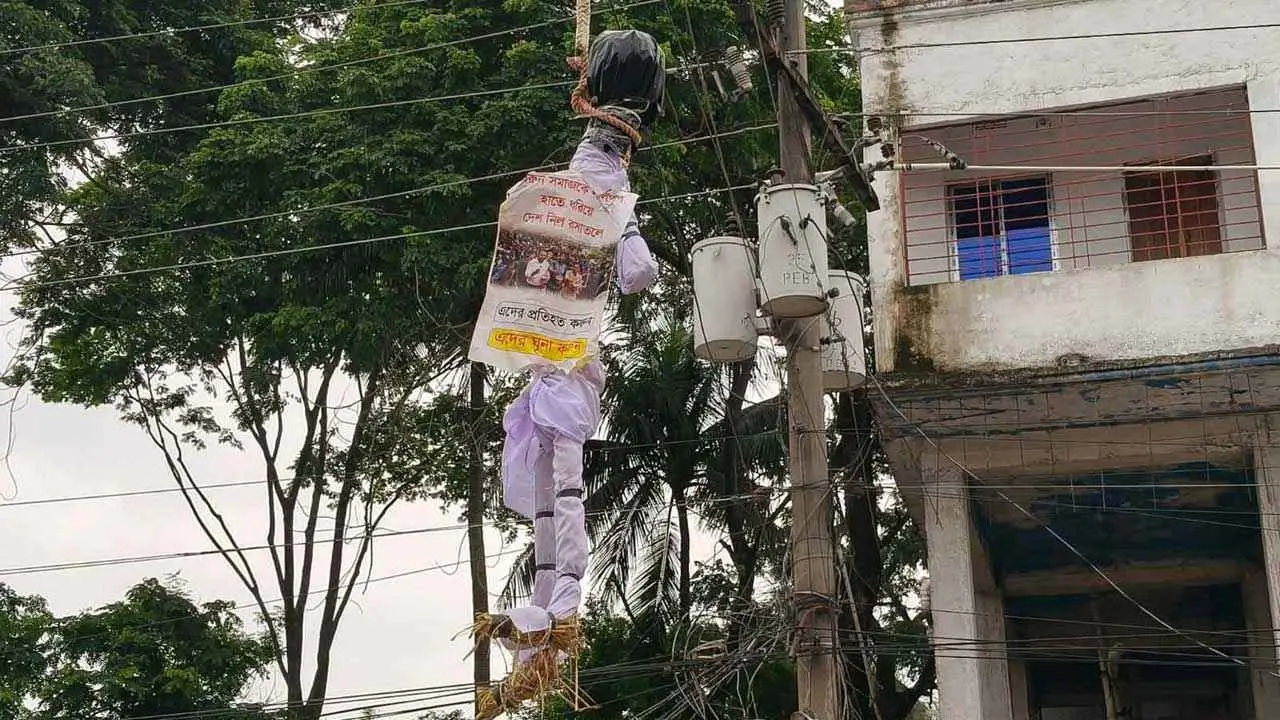 তারে ঝুলছিল এনসিপির নেতাদের কুশপুতুল, সভাস্থলের কাছে বোমা সদৃশ বস্তু
