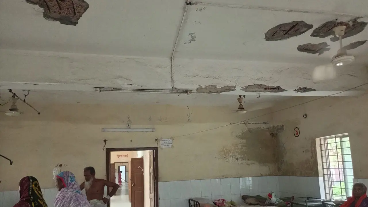 দেয়ালে ফাটল-খসে পড়ছে পলেস্তারা, পরিত্যক্ত ভবনেই চলছে চিকিৎসা
