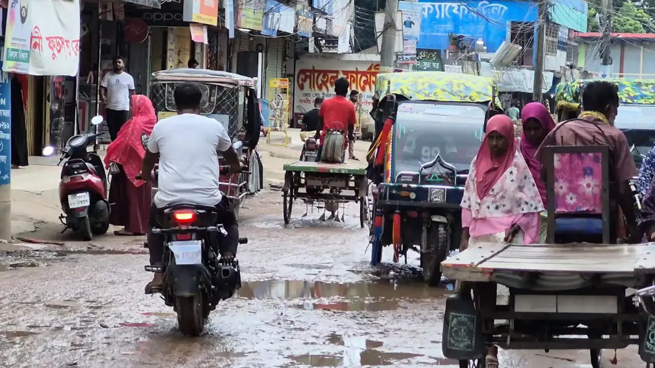ভাঙা রাস্তা-অন্ধকার সড়ক-পানির সংকট, দুর্ভোগে মহেশপুরবাসী