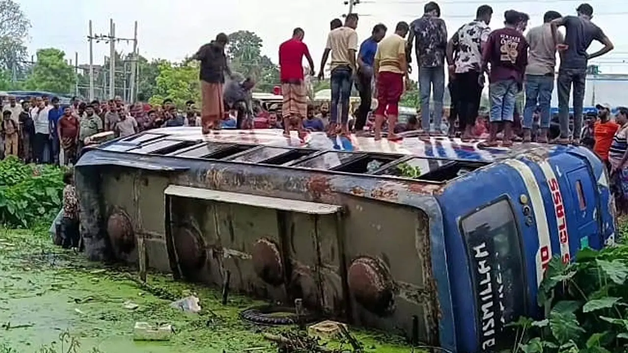 মেহেরপুরে নিয়ন্ত্রণ হারিয়ে বাস খাদে, ১২ যাত্রী আহত