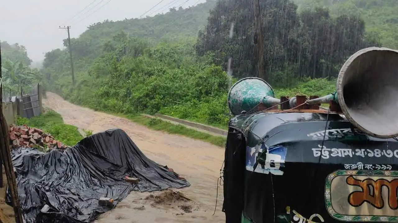 চট্টগ্রামে পাহাড়ধসের শঙ্কা, ঝুঁকিপূর্ণ এলাকায় প্রশাসনের মাইকিং
