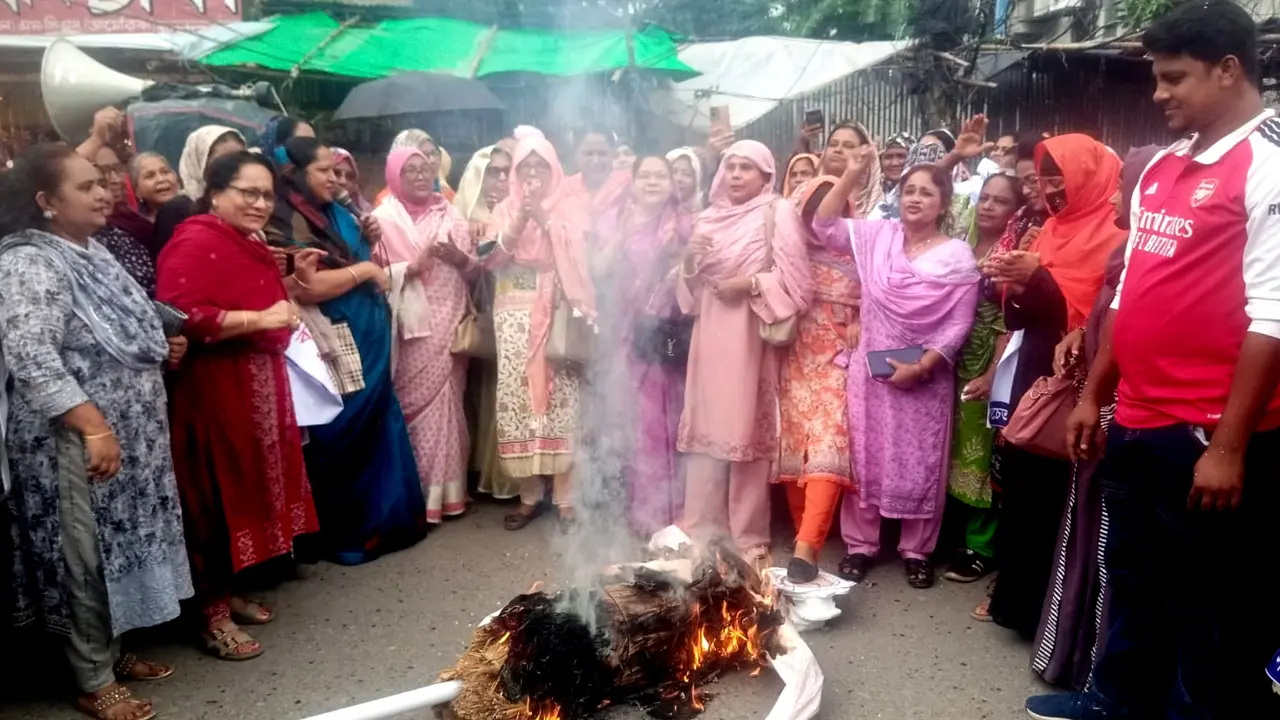 যশোরে এমপি নজরুলের কুশপুত্তলিকা দাহ