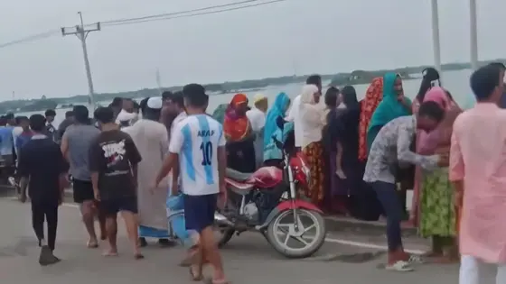 বৈদ্যুতিক খুঁটিতে উঠে টিকটক, শক খেয়ে পানিতে পড়ে কিশোর নিখোঁজ