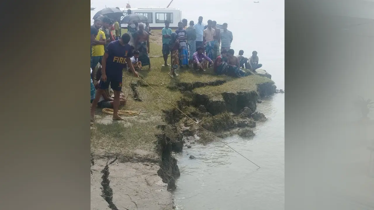 বরিশালে নদীর পাড় ধসে নিখোঁজ শিশুর মরদেহ উদ্ধার