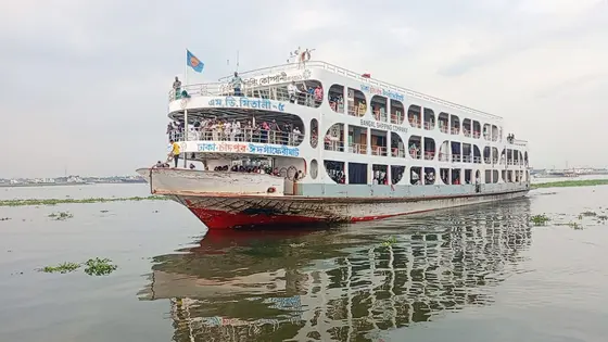 বৈরী আবহাওয়ায় হাতিয়ায় নৌ চলাচল বন্ধ