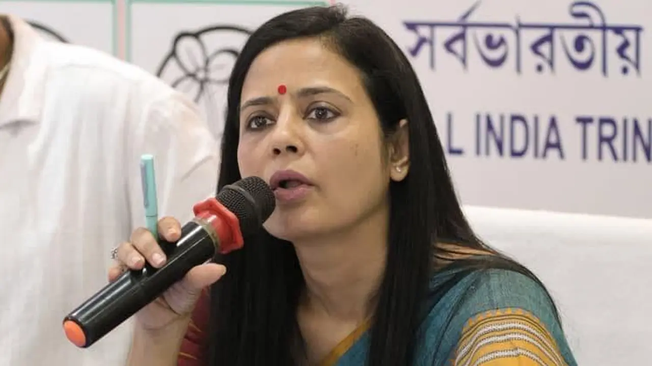 পশ্চিমবঙ্গে মহুয়া মৈত্রীর ওপর ডিম নিক্ষেপ, হামলাকে বৈধতা দিলেন মন্ত্রী