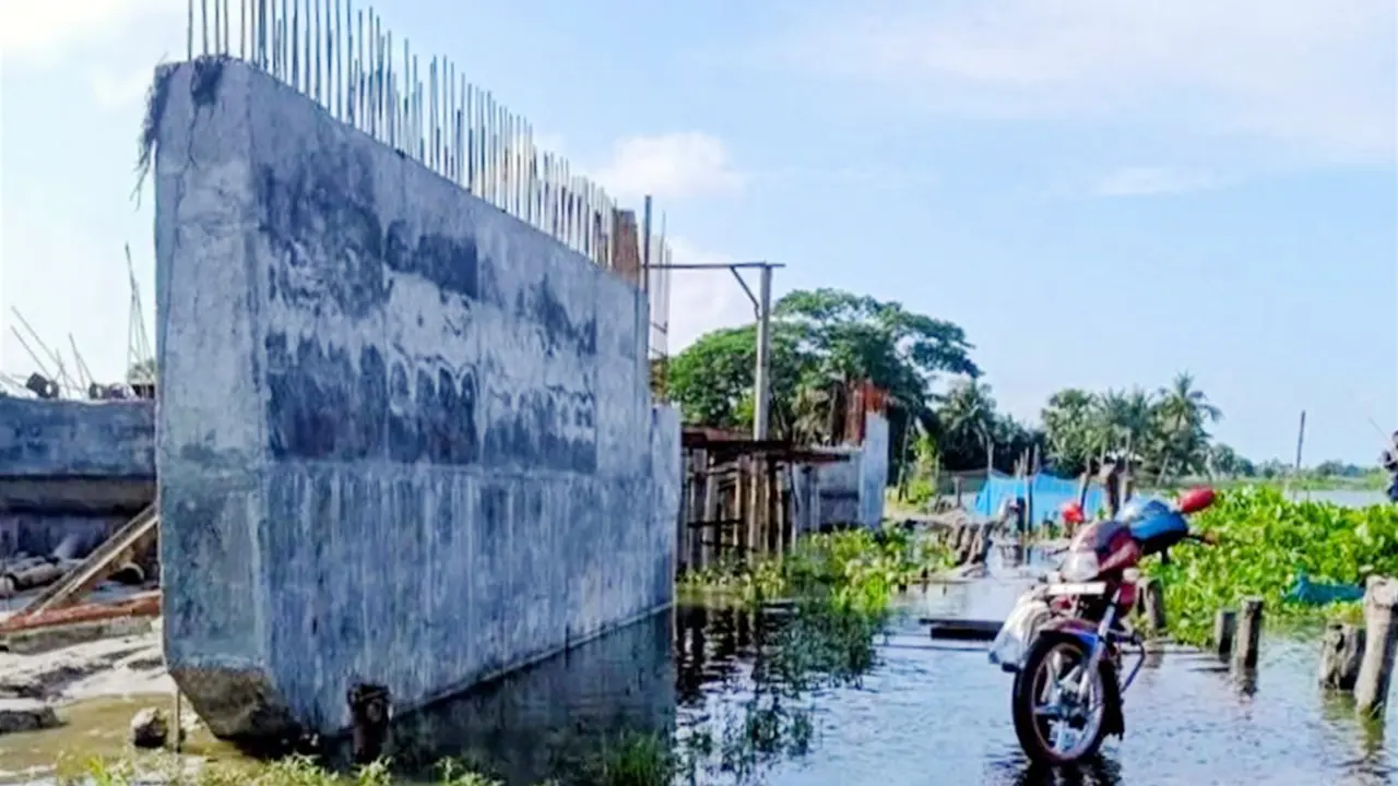 দুই বছরেও শেষ হয়নি সেতু নির্মাণকাজ, পানিতে তলিয়ে বন্ধ বিকল্প সাঁকো