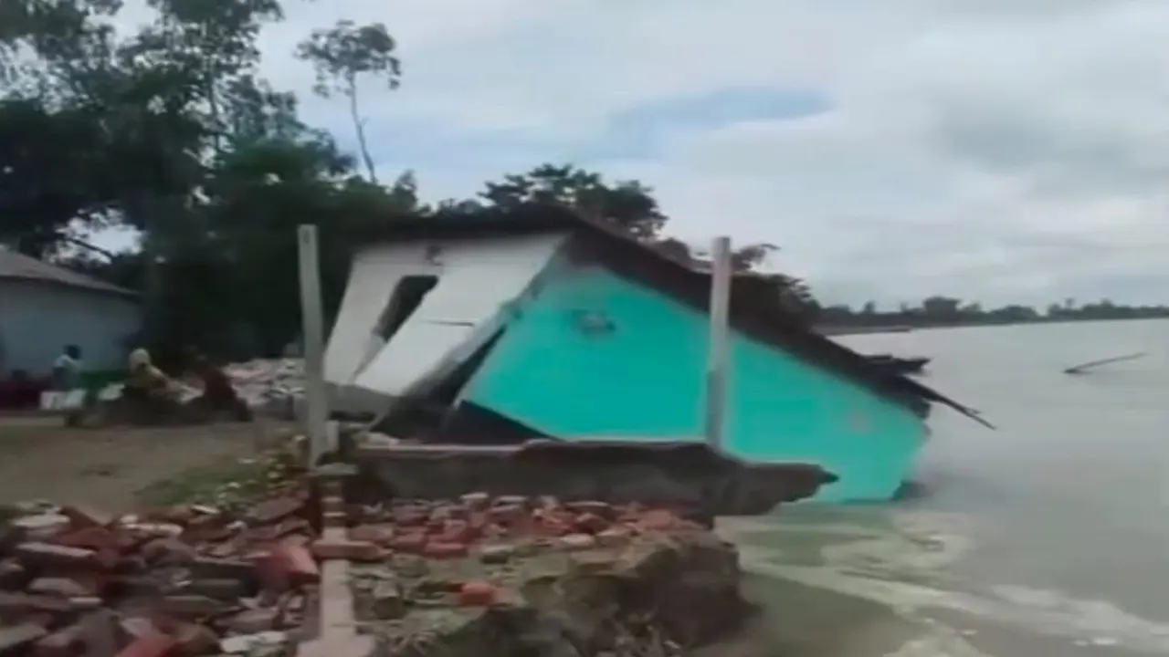 চোখের পলকে তিস্তার গর্ভে বিলীন মন্ডলপাড়া জামে মসজিদ