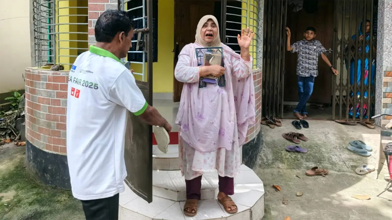 জমি লিখে না দেয়ায় মাকে বাড়ি থেকে বের করে দিলো একমাত্র ছেলে