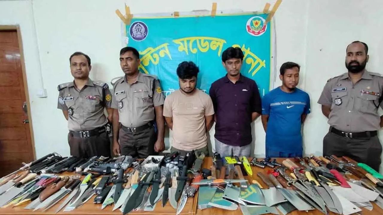 বায়তুল মোকাররম এলাকায় অভিযান, ৪৬৪টি ধারালো অস্ত্র উদ্ধার, গ্রেপ্তার ৩