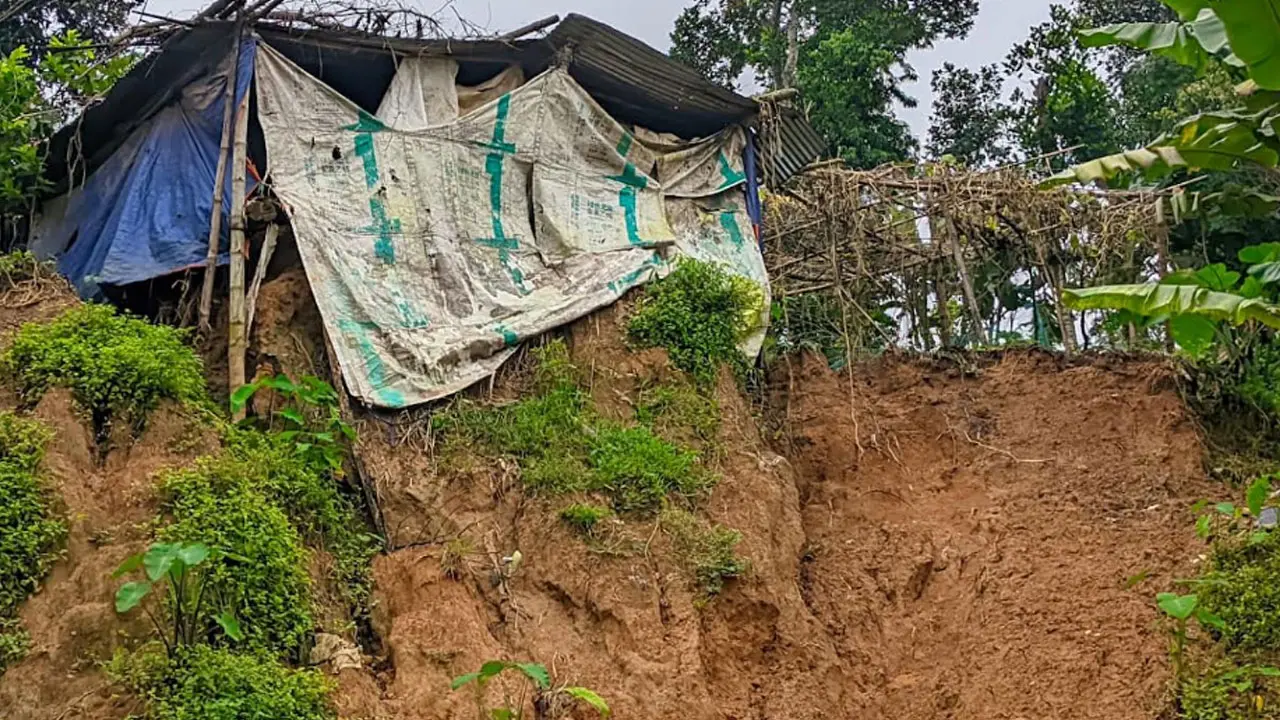 ঝুঁকি নিয়ে ৫০ হাজার মানুষের বসবাস, চার বছরে টিলা ধসে ১০ জনের মৃত্যু