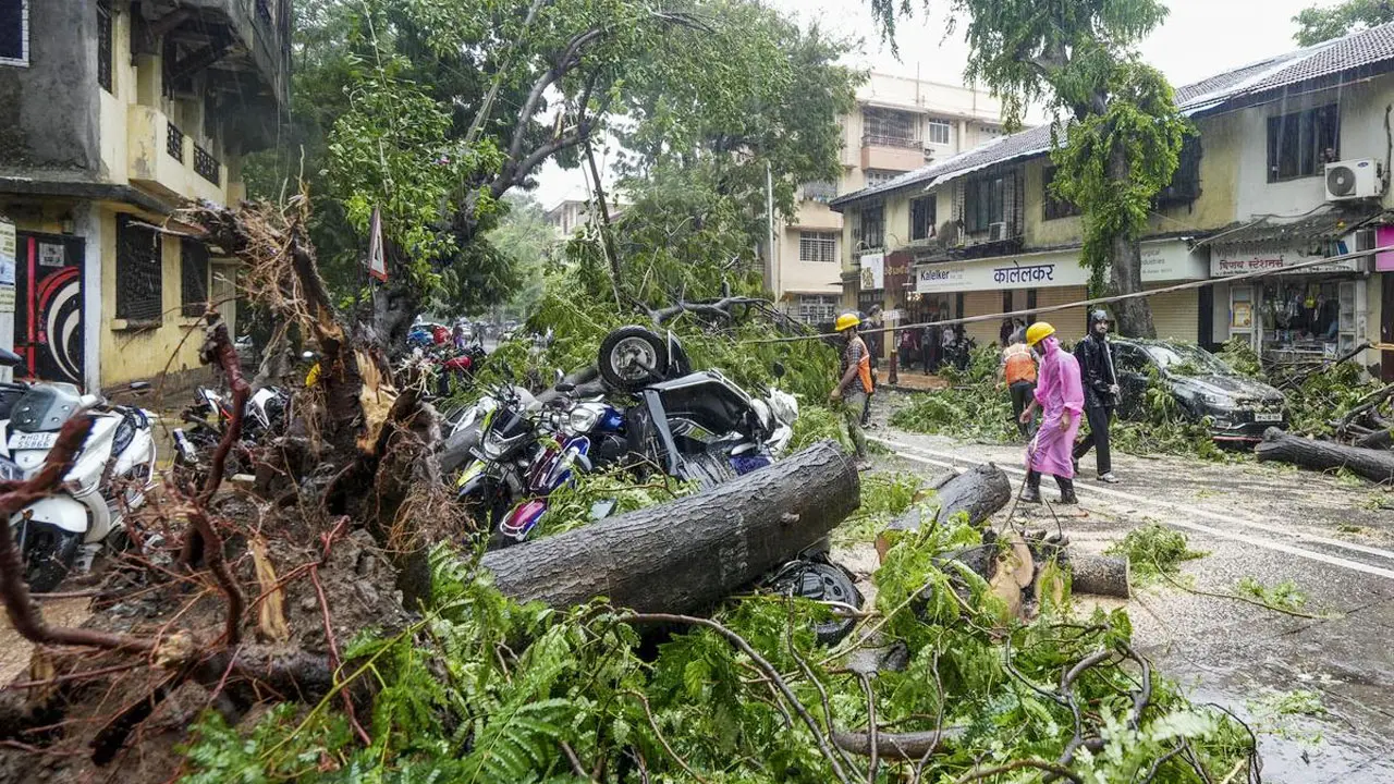 মহারাষ্ট্রে টানা বৃষ্টিতে ১৩ জনের প্রাণহানি